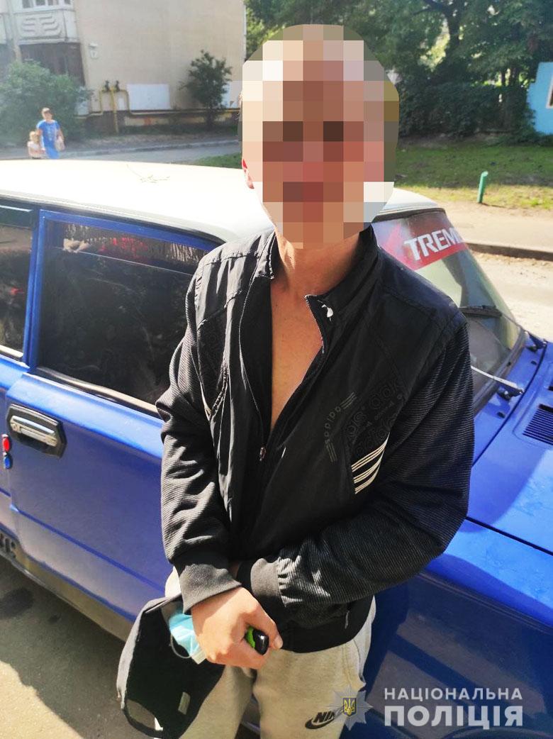 У Києві місцевий мешканець допоміг поліцейським затримати чоловіка за крадіжку